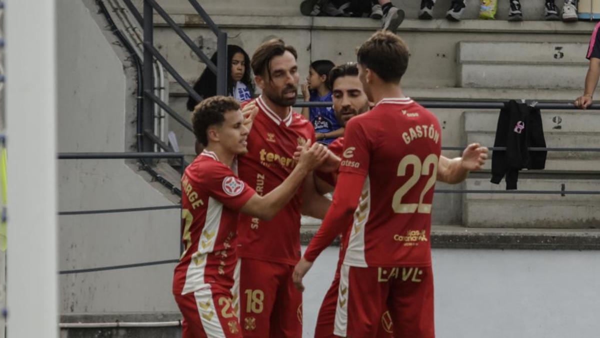 Los jugadores del Tenerife celebran su gol en Ourense. | CDT