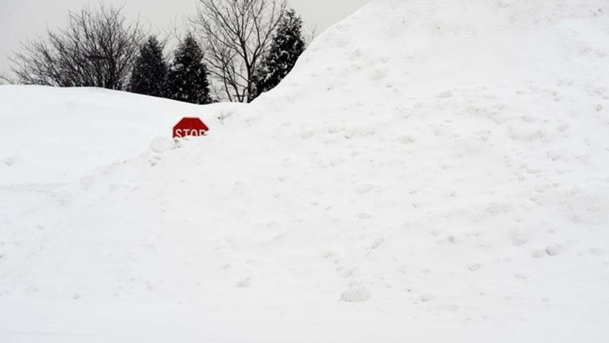 Una señal de Stop cubierta por la nieve en una calle de Enfield, en el estado de Connecticut, al este de EEUU, el martes.