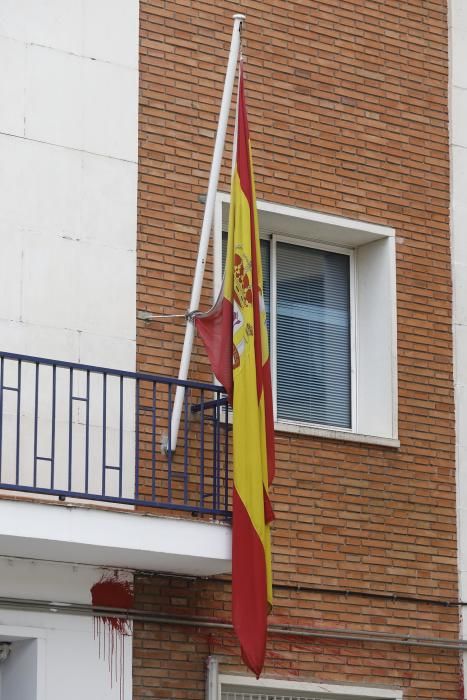 Llancen una bengala i pintura contra la comissaria de la policia nacional de Girona