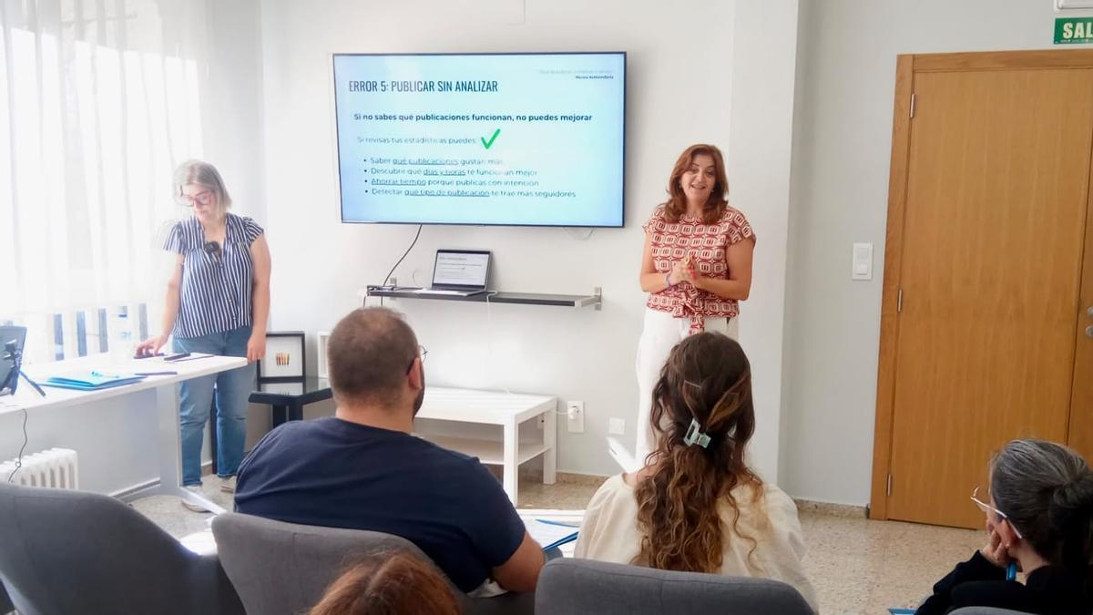 A directora xeral Marta Mariño visitou o Polo de Emprendemento de Coristanco.
