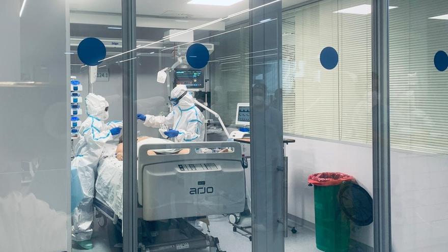 Dos sanitarios atienden a un paciente COVID en el Hospital Virgen de la Victoria de Málaga