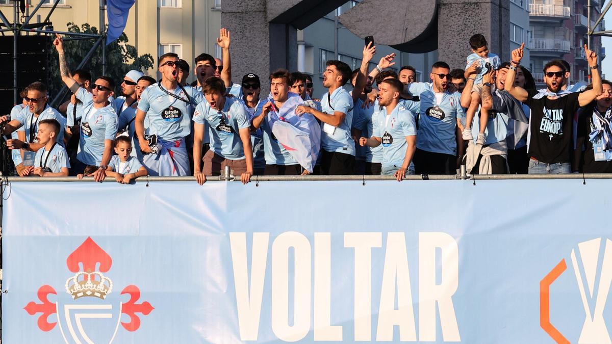 Miles de aficionados celestes reciben a los jugadores del Real Club Celta de Vigo en la plaza de América para la celebración de la clasificación para la Europa League.