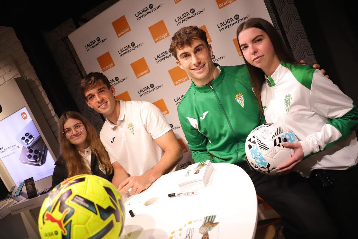 La firma de autógrafos de Iker Álvarez y Mikel Goti, en imágenes