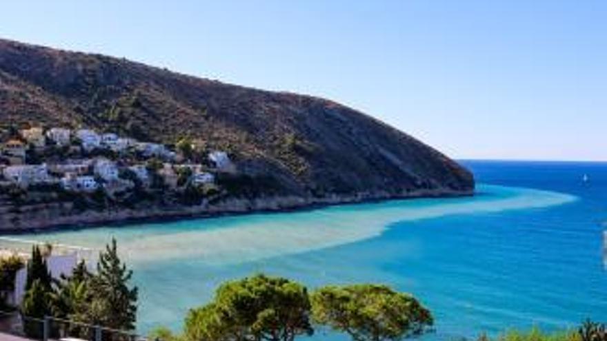 La playa del Portet de Moraira se tiñe de marrón