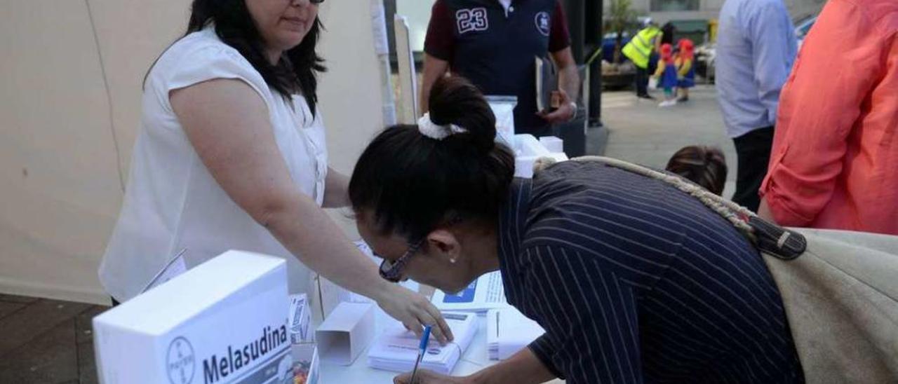 La protesta de los delegados sindicales incluyó una encuesta entre los vilagarcianos. // Noé Parga