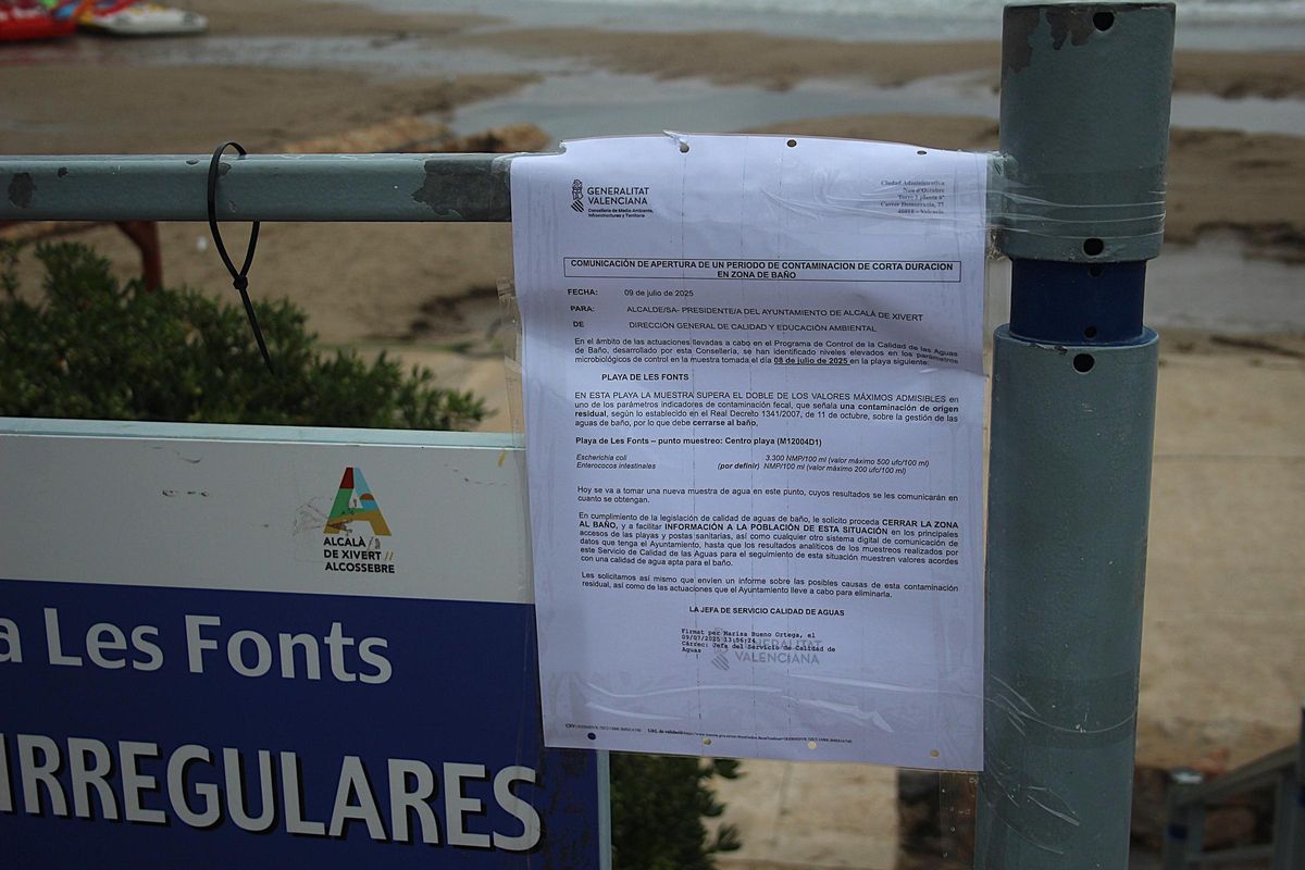 Comunicado de la Generalitat que han colgado a la entrada de la playa.