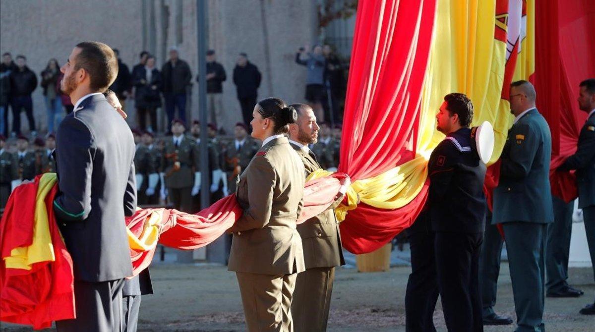 Izado solemne de la bandera en la plaza de Colón.