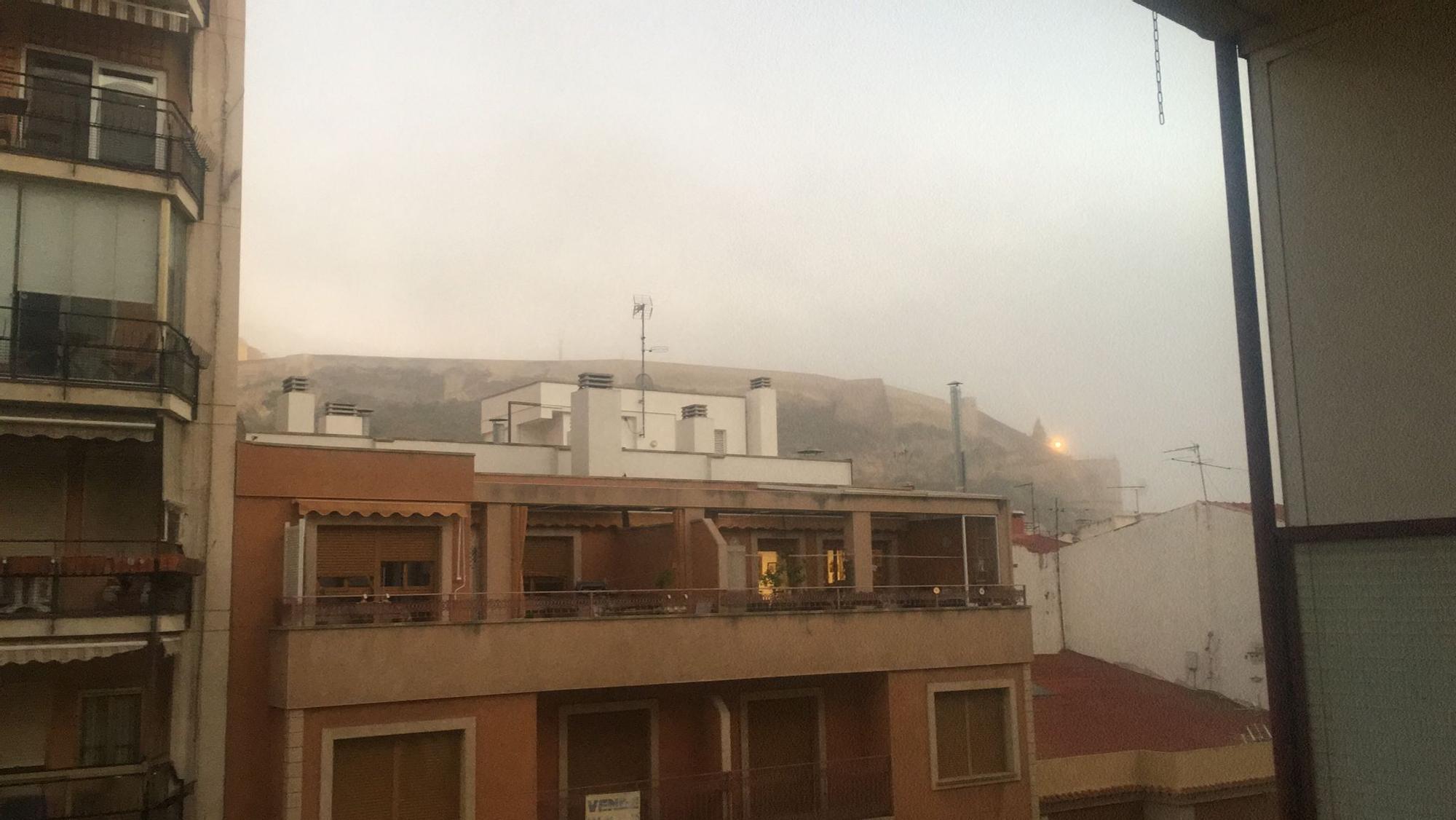 Una intensa niebla cubre el cielo de Alicante y hace "desaparecer" Santa Bárbara