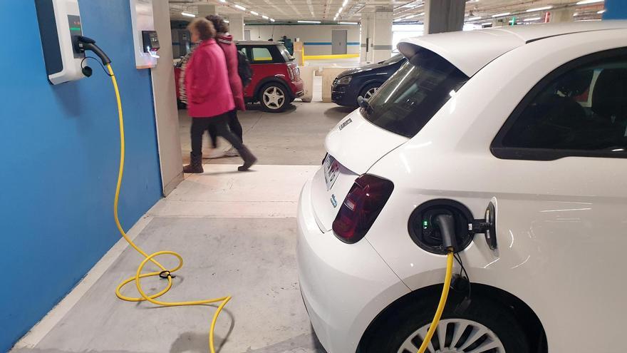 Carga de coches eléctricos en el parking del centro comercial Vialia.