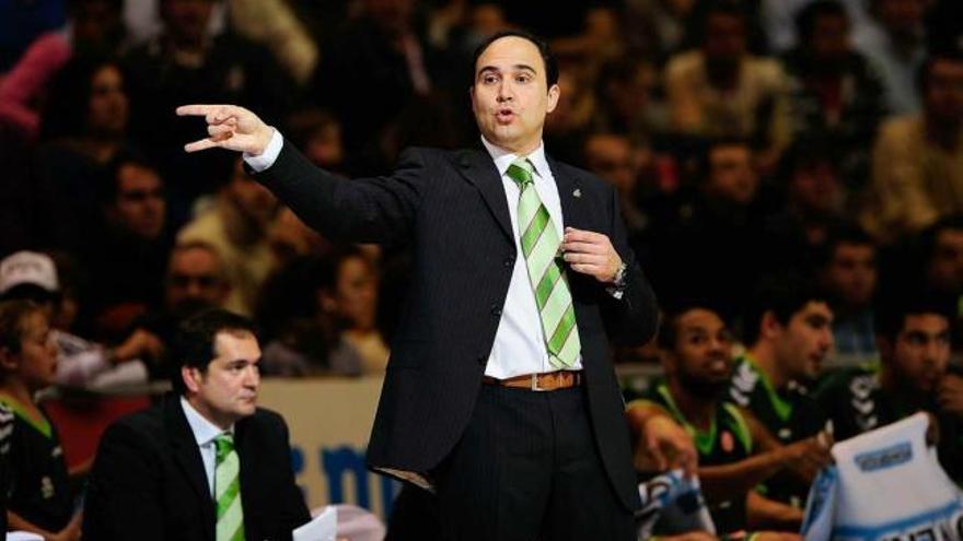 Chus Mateo, entrenador del Unicaja, da indicaciones durante un partido de Euroliga.