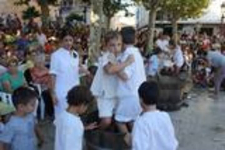 Weinfest in Binissalem: Rituelles Traubenstampfen