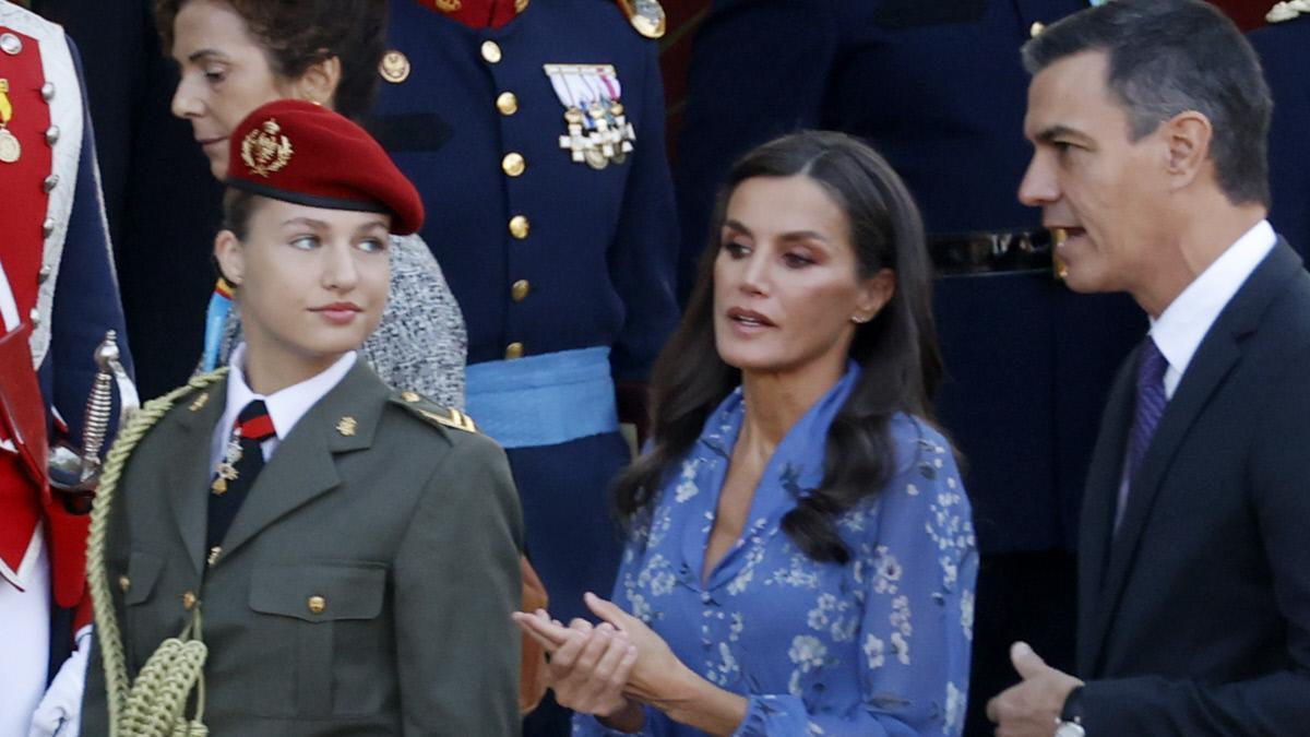 El vestido azul con flores de la reina Letizia el Día de la Hispanidad que puedes encontrar en Zara