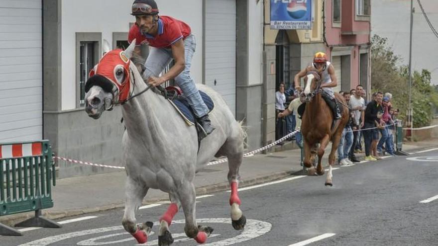 Carrera de caballos en la Avenida del Cabildo en Teror