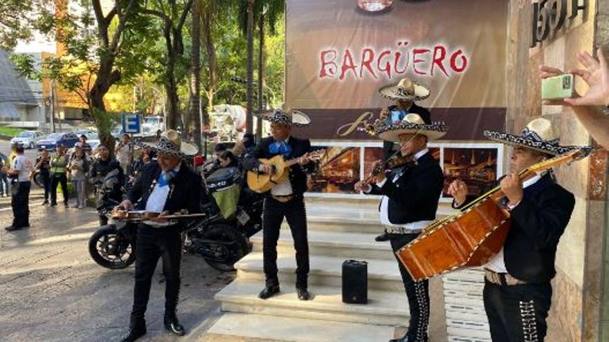 La sorpresa en el stage en México: mariachis despiden al equipo rojiblanco con el Gijón del alma