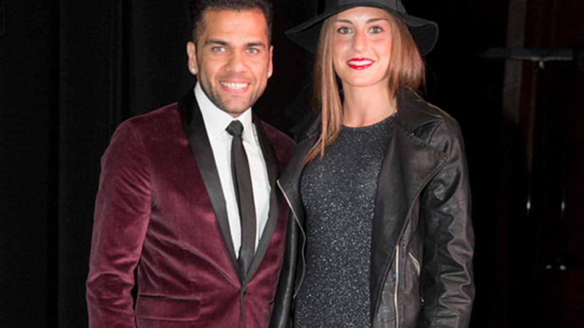 Alves junto a Alexia Putellas