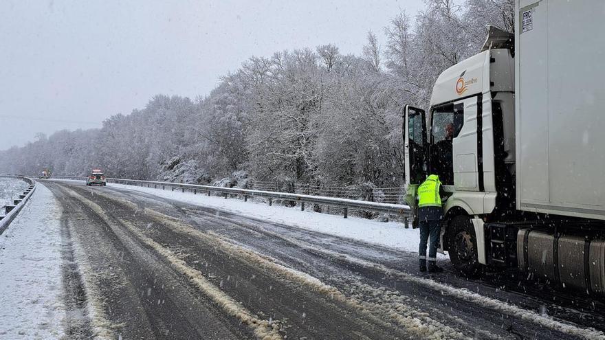 Más de 700 rayos, nieve, 264 incidencias y camiones paralizados: así impacta 'Ingrid' en Galicia