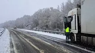 Más de 700 rayos, nieve, 264 incidencias y camiones paralizados: así impacta 'Ingrid' en Galicia