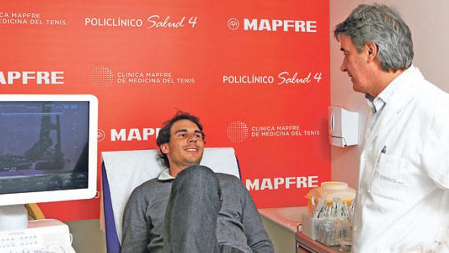 Rafel Nadal durante su reconocimiento médico de ayer en Barcelona.