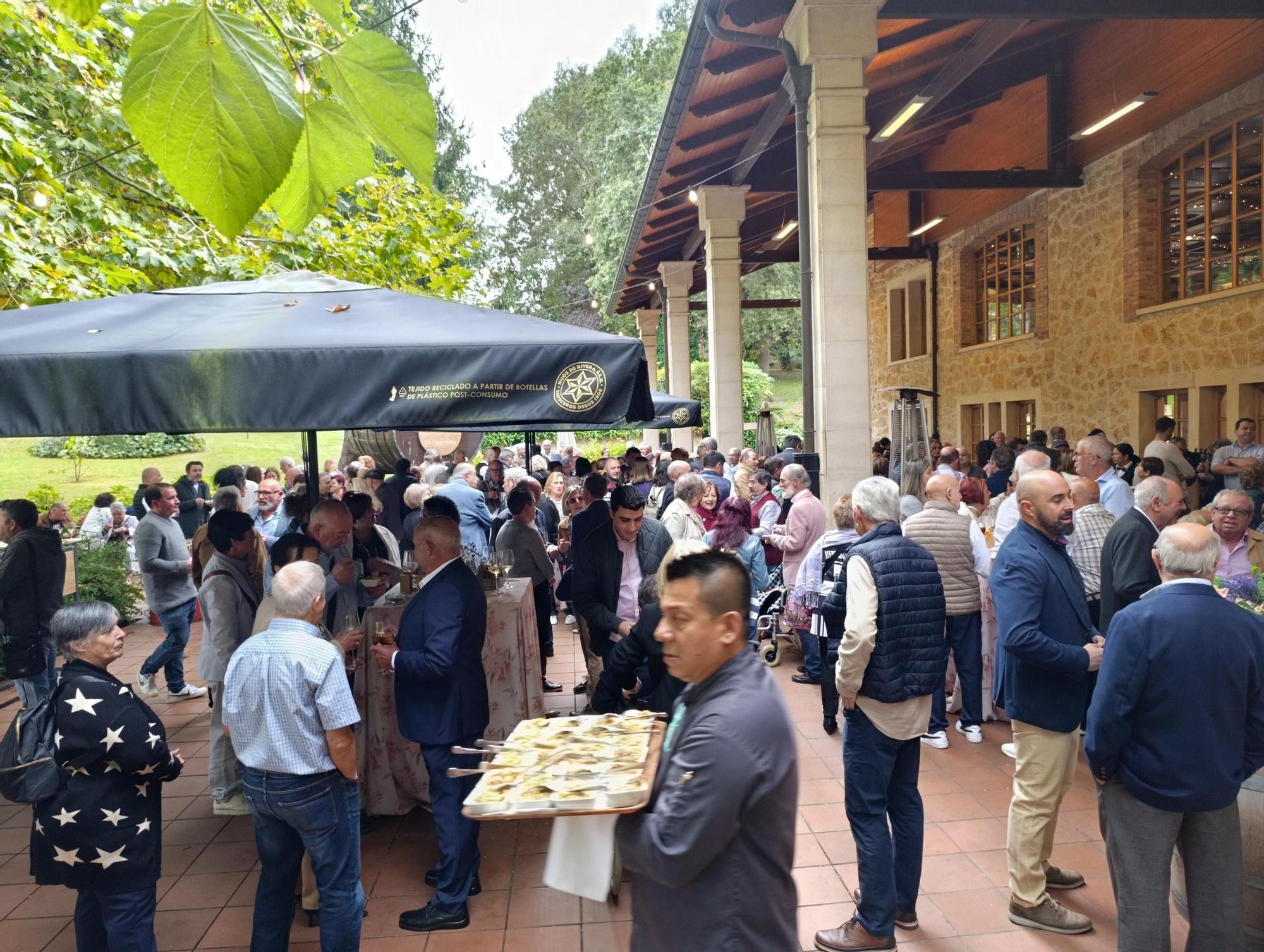 Emotivo y multitudinario homenaje a los sanitarios de Villabona