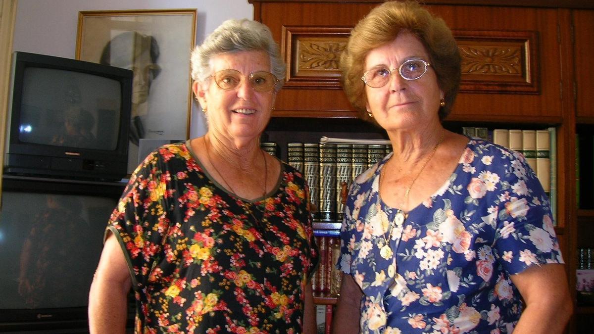 Carmen Juan, a la izquierda, junto a su hermana Alicia, en una imagen de 2007.