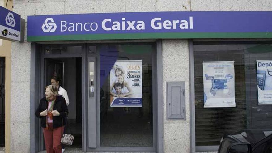 Tres atracadores se llevan de una oficina bancaria de Talavera la Real 50.000 euros