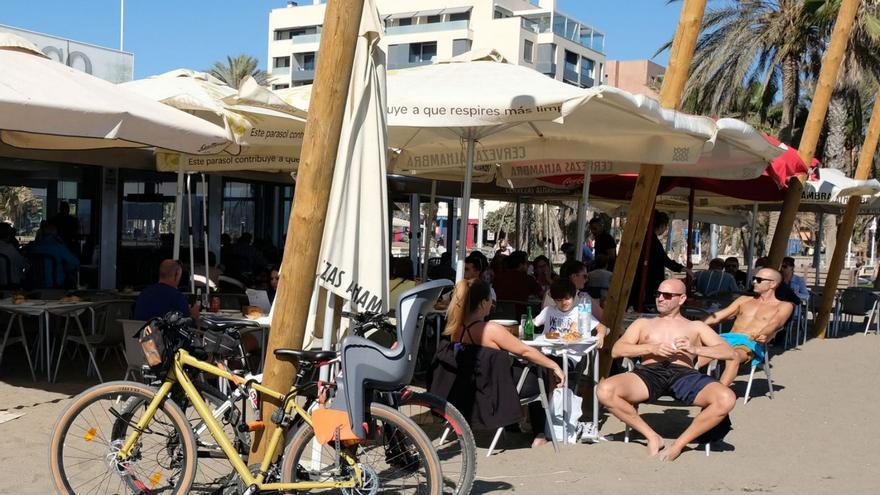 Los chiringuitos de Málaga baten sus máximos con temperaturas estivales durante casi todo el año