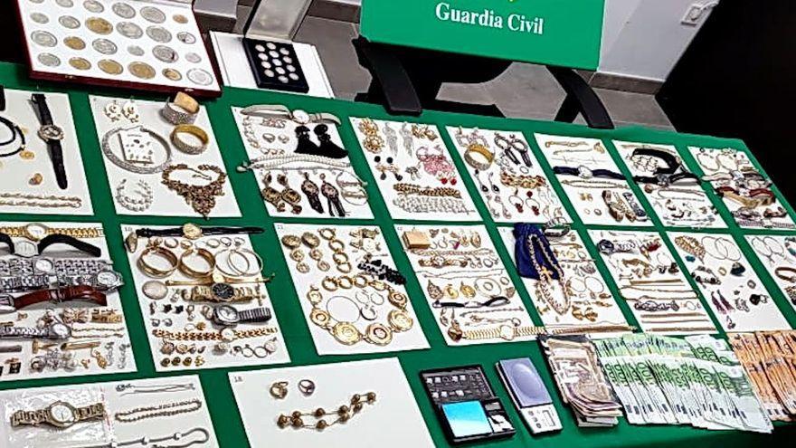 Imagen de varias de las joyas recuperadas por la Guardia Civil .