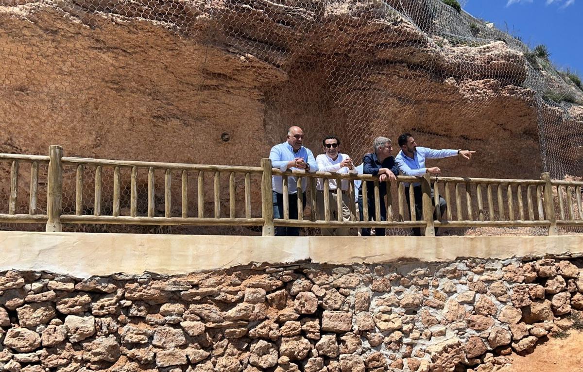 Los cargos públicos fotografiados en la zona de reparación del sendero