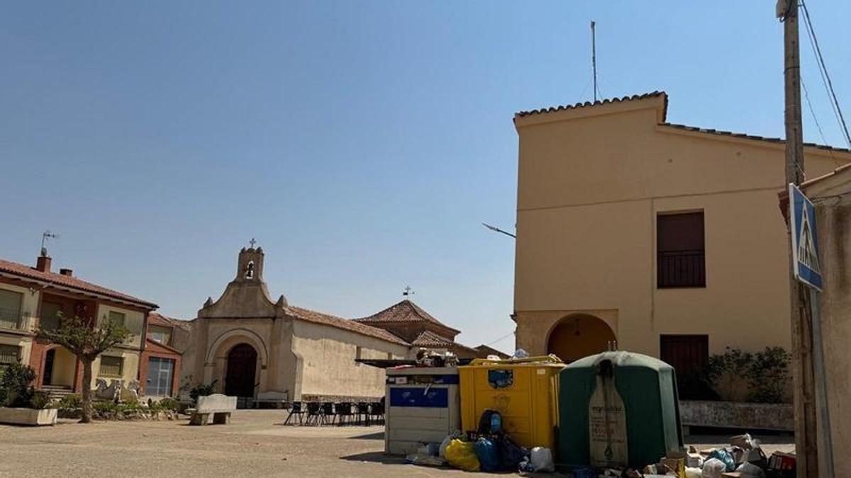 Contenedores llenos en un pueblo de la provincia de Zamora