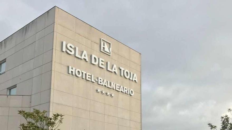 En la actualidad se realizan trabajos de mantenimiento en los tres hoteles de A Toxa. // Muñiz