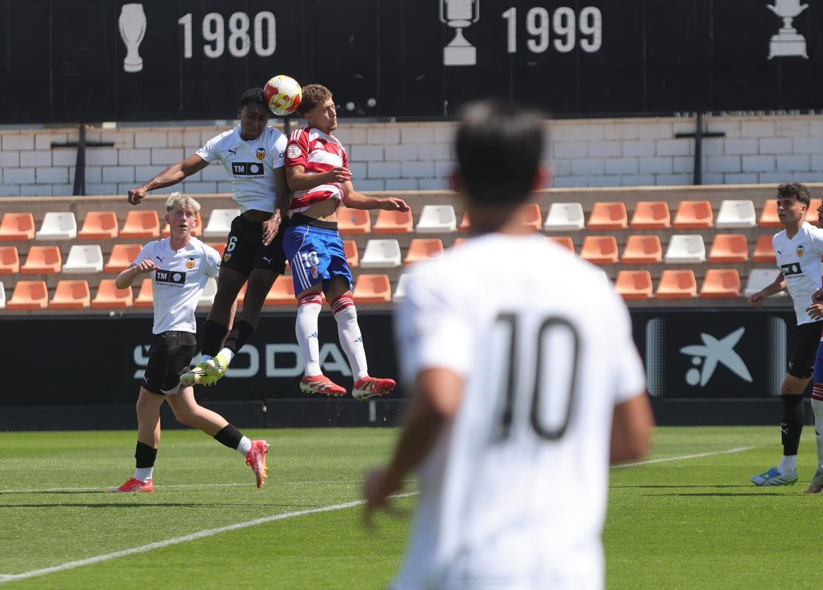 Aaron Mayol disputa un balón con el Juvenil del Valencia CF