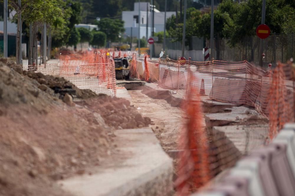 La sustitución de 500 metros de tubería del colector colapsa varias calles de la zona