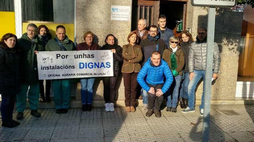 Personal de la OAC urge un nuevo inmueble  |  Personal de la Oficina Agraria Comarcal (OAC) de Lalín volvió a concentrarse ayer delante de su lugar de trabajo para reclamar a la Xunta unas instalaciones dignas. Denuncian que tras cuatro meses del tercer concurso público para el alquiler de unas nuevas dependencias nada se sabe del mismo. &quot;La conselleira sigue sin aparecer, ni se le espera&quot;, dice, y auguran que la resolución del problema se eternizará. Mientras, fuentes de la Xunta indicaron ayer que el concurso está pendiente de resolución y que en la actualidad se siguen analizando las ofertas presentadas.