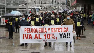 Las peluquerías salen a la calle para urgir la bajada del IVA al 10%