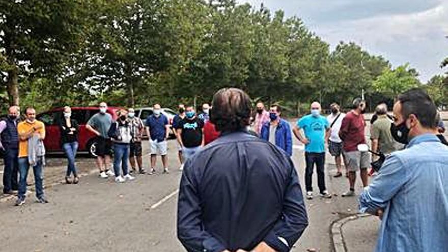 Asistentes a la reunión de trabajadores de Vauste convocada ayer por USO, UGT y CC OO.