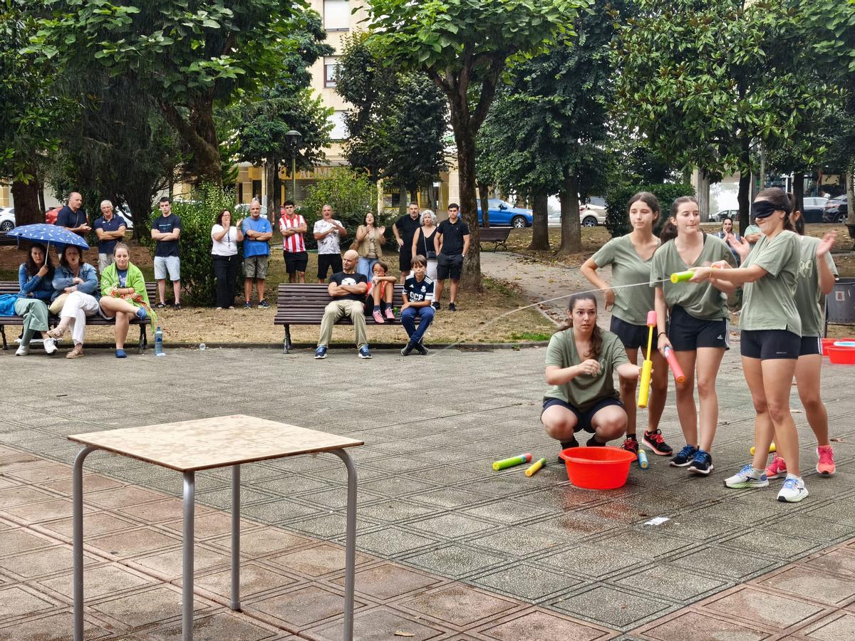 El Grand Prix de Lugo de Llanera, sana piquilla entre las seis peñas participantes: "Venimos a pasarlo bien"