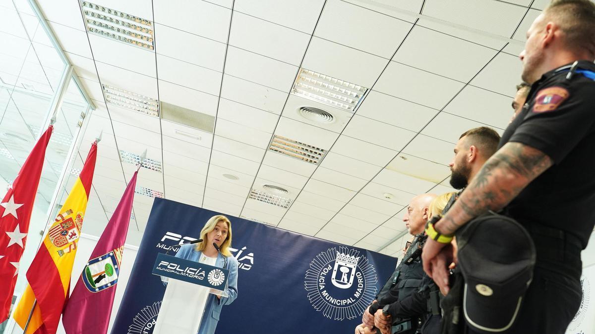 La delegada de Seguridad y Emergencias, Inma Sanz, en una rueda de prensa en la Jefatura Superior de la Policía Municipal.