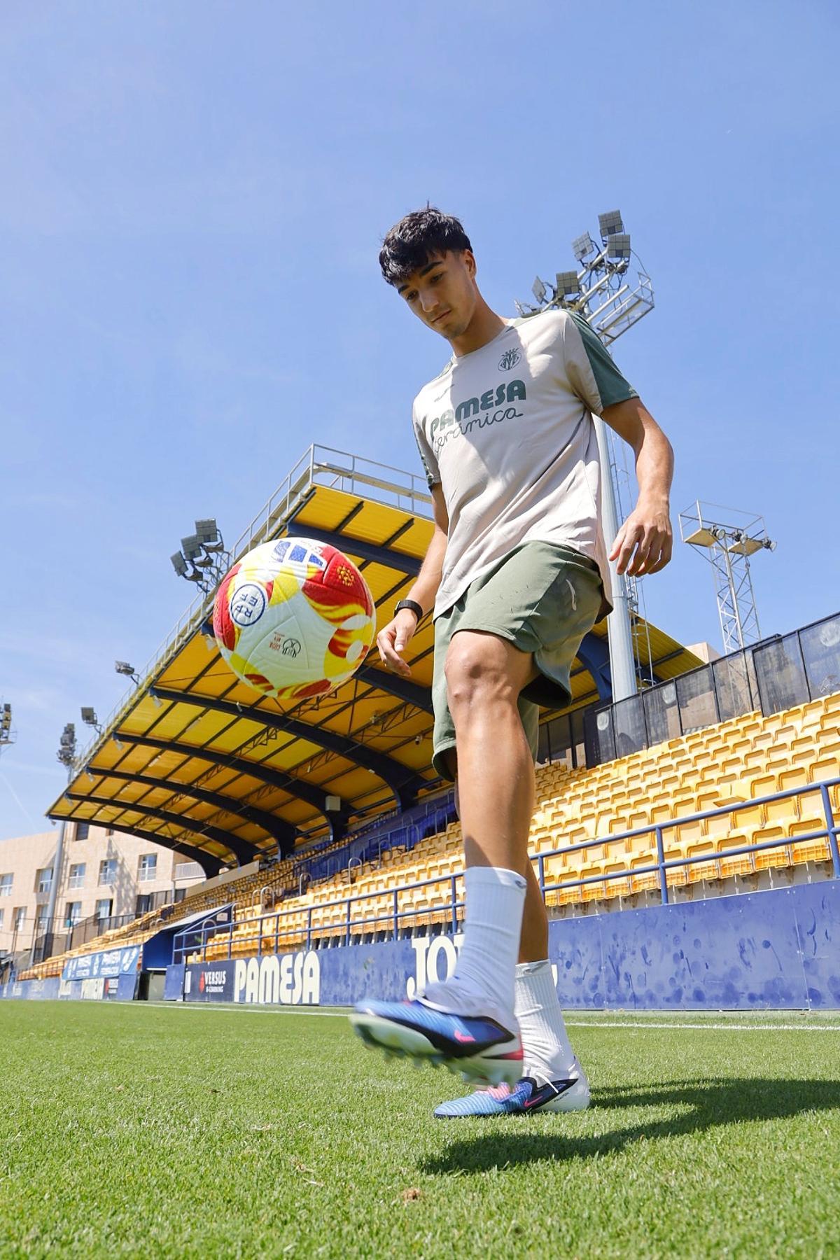Carlos Maciá, mediocentro del Villarreal B que ya ha debutado con 17 años en Primera División con el primer equipo del Submarino.
