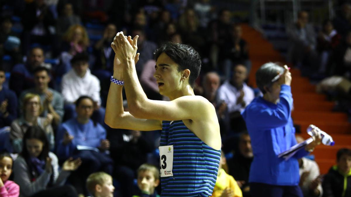 Pol Oriach, aclamado tras ganar el 3.000 este sábado en el Trofeo Ibercaja-Ciudad de Zaragoza.