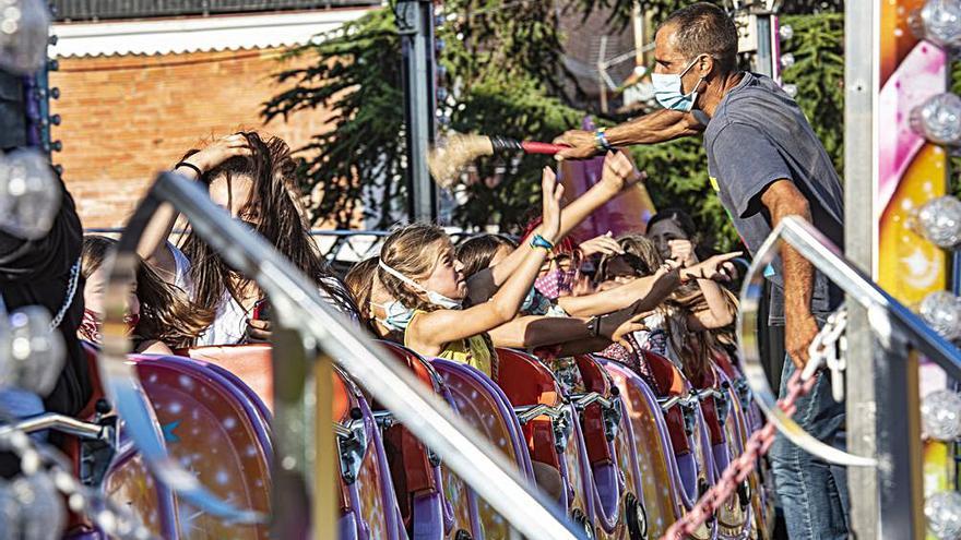 Nens gaudint del tren de la bruixa a la fira santvicentina | OSCAR BAYONA