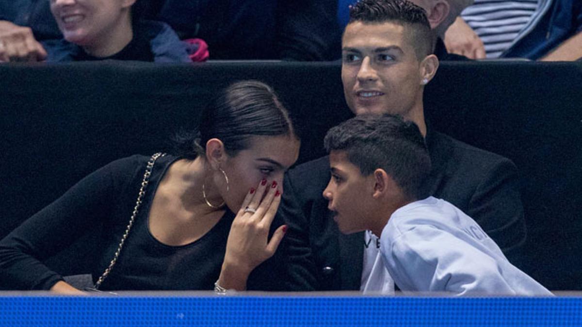 Georgina Rodriguez con Cristiano Ronaldo y su hijo Cristiano Jr en Londres viendo un partido de tenis