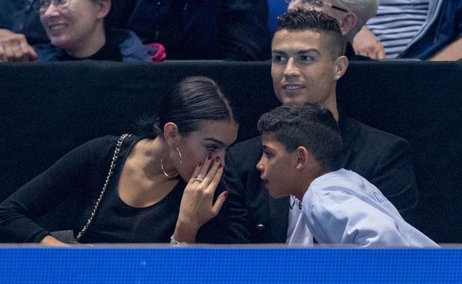 Georgina Rodriguez con Cristiano Ronaldo y su hijo Cristiano Jr en Londres viendo un partido de tenis