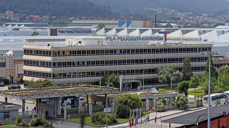 Vista general de la entrada a la factoría de Vigo de la multinacional francesa Grupo PSA. // Marta G. Brea