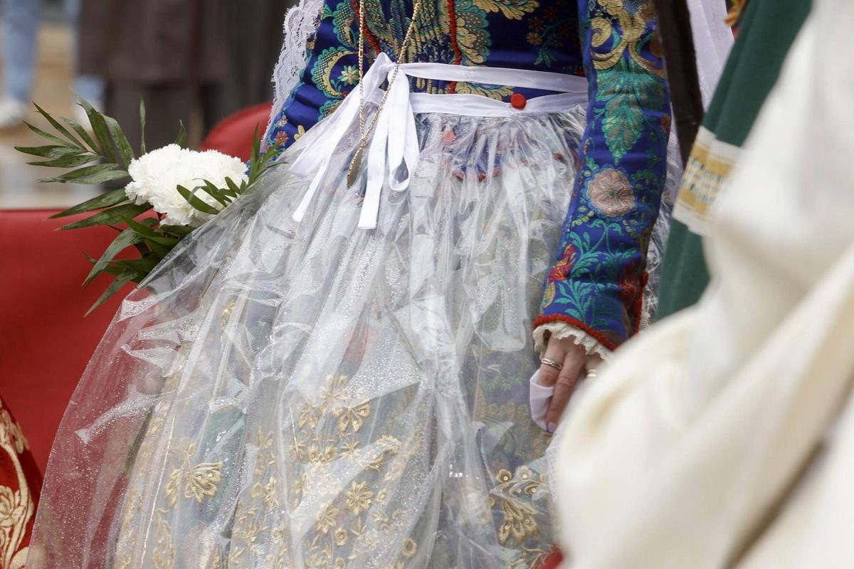 Cubre faldas de fallera, una de las prendas estrella por culpa de la lluvia en estas fallas
