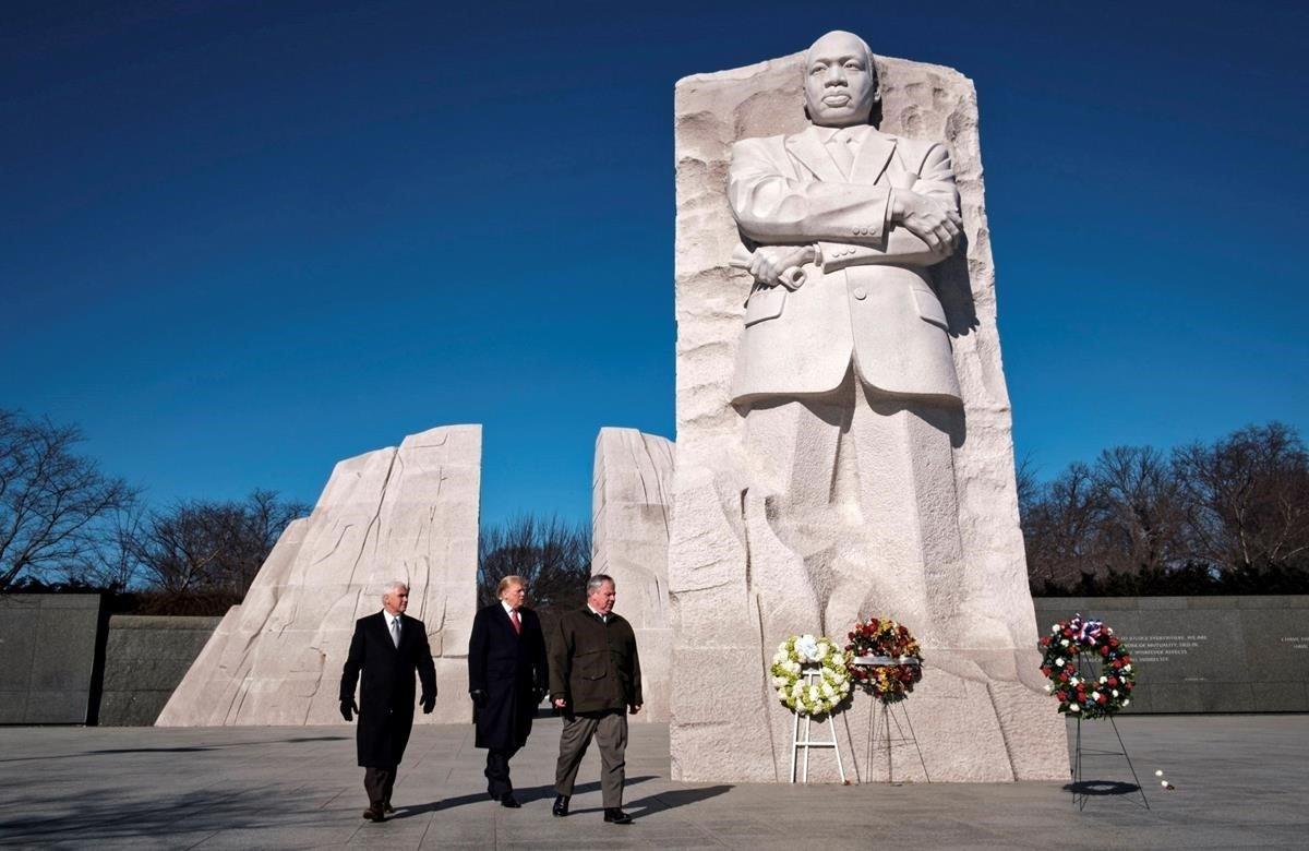 El presidente de los Estados Unidos, Donald J. Trump, y el vicepresidente, Mike Pence, visitan el Monumento a Martin Luther King este lunes, en Washington, Estados Unidos. Trump y Pence realizaron una ofrenda floral en el monumento.