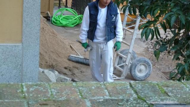 Archivo - Trabajador inmigrante de la construcción