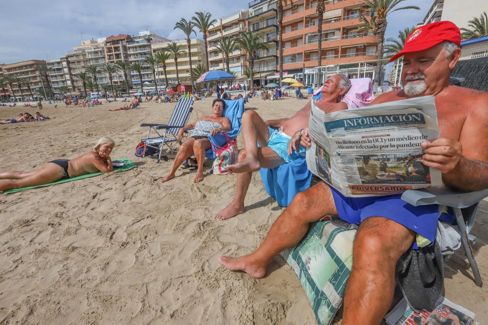 Imágenes de Torrevieja de este viernes 13 de marzo con terrazas y paseos llenos y playas animadas