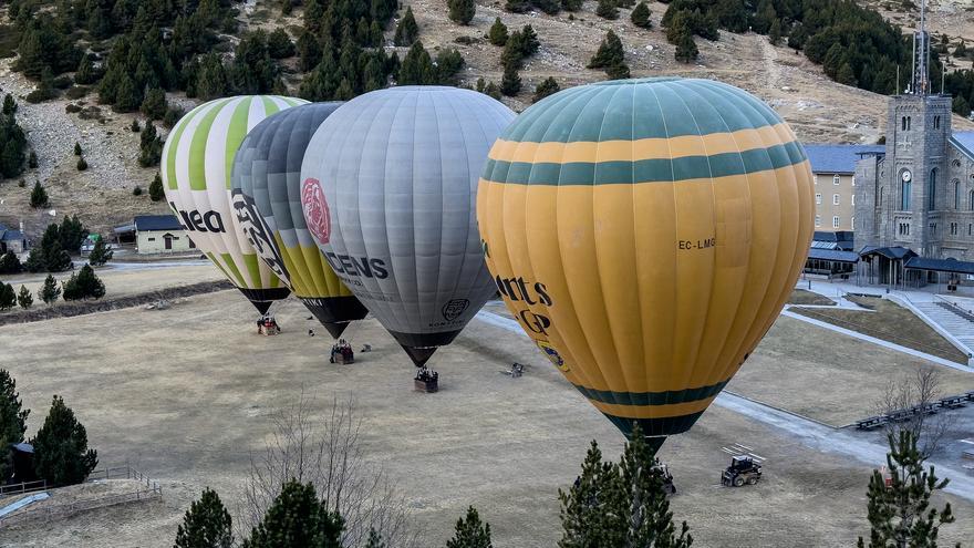 Cinc globus aerostàtics s&#039;enlairen per primer cop de la Vall de Núria