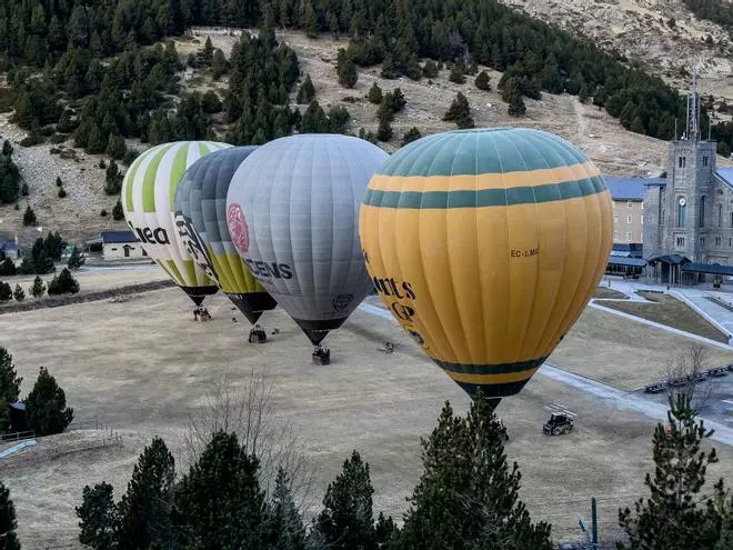 Cinc globus aerostàtics s'enlairen per primer cop de la Vall de Núria