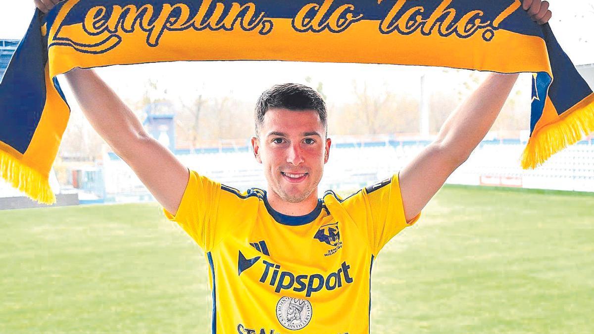 Enric Martínez posa con la camiseta y la bufanda del Zemplín Michalovce de Eslovaquia.